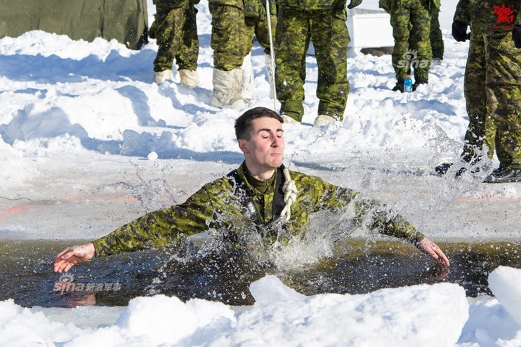 rung minh cach binh si canada song sot giua rung bang tuyet