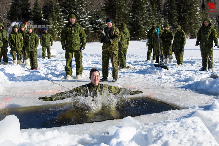 rung minh cach binh si canada song sot giua rung bang tuyet