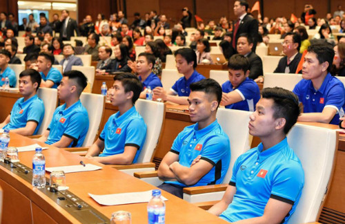 chu tich quoc hoi don tiep u23 viet nam tai phong hop dien hong