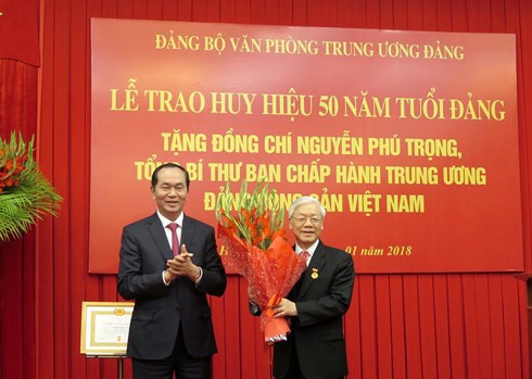 Chủ tịch nước Trần Đại Quang tặng hoa chúc mừng Tổng Bí thư. tong bi thu nguyen phu trong nhan huy hieu 50 nam tuoi dang