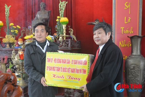 doan can bo ha tinh dang huong cac nghia trang liet sy quoc gia