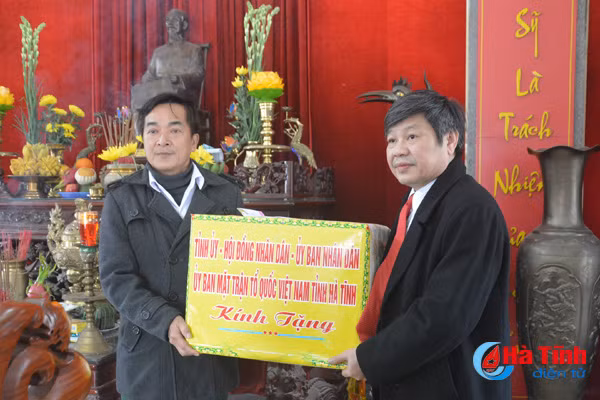 doan can bo ha tinh dang huong cac nghia trang liet sy quoc gia