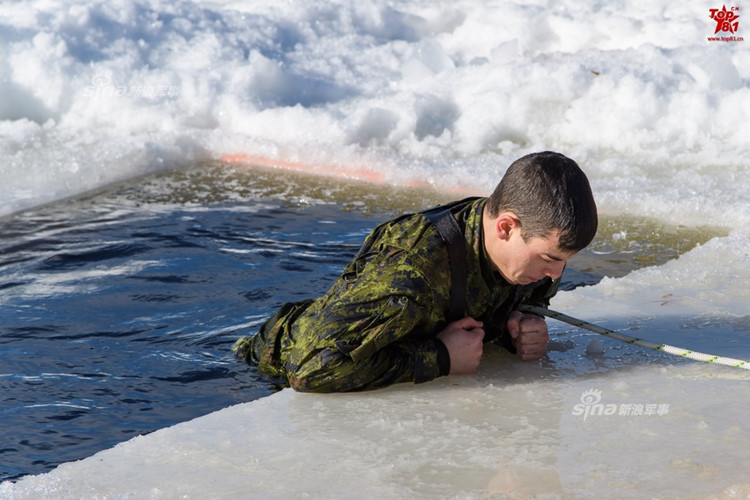 rung minh cach binh si canada song sot giua rung bang tuyet