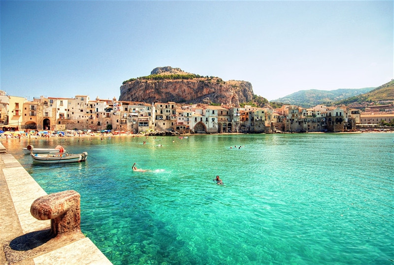 Sicily, Italy: Sicily là hòn đảo lớn nhất ở Địa Trung Hải và nổi tiếng với nền văn hóa phong phú, ẩm thực hấp dẫn cùng cảnh quan thiên nhiên tuyệt đẹp. Đến Sicily, du khách có thể đến thăm nhiều công trình kiến trúc cổ, dừng chân tại các bãi biển ở thị trấn Taormina hay ngắm nhìn cảnh tuyệt đẹp của Etna, một trong những núi lửa hoạt động tích cực nhất ở châu Âu. Ngoài ra, ở Sicily, du khách còn được thưởng thức nhiều món ăn địa phương hấp dẫn như arancini, pannele và sfincione. Ảnh: Lonely Planet. nhung hon dao duoc long du khach nhat the gioi