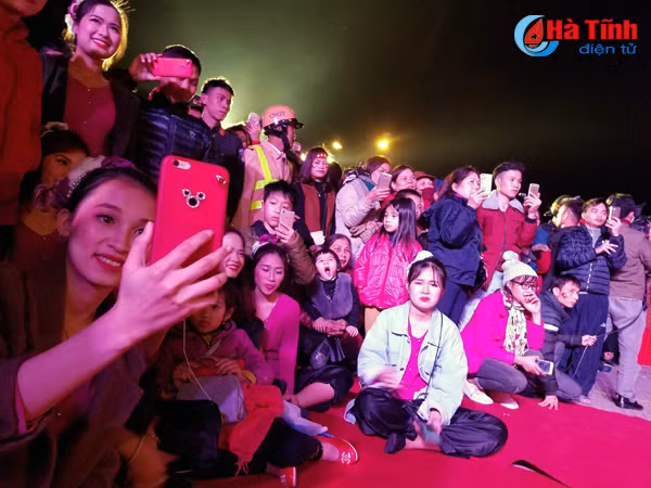 nguoi ham mo chao don bui tien dung tro ve ha tinh