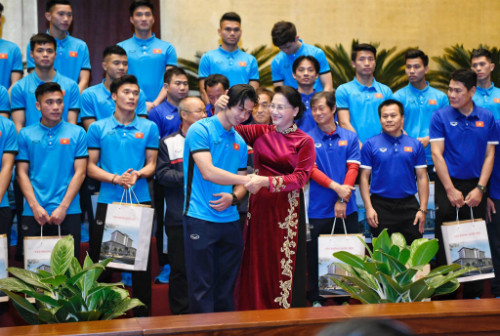 chu tich quoc hoi don tiep u23 viet nam tai phong hop dien hong