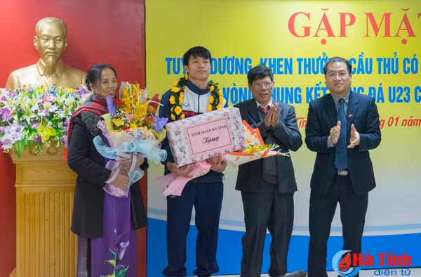 lanh dao ha tinh gap mat khen thuong trung ve bui tien dung