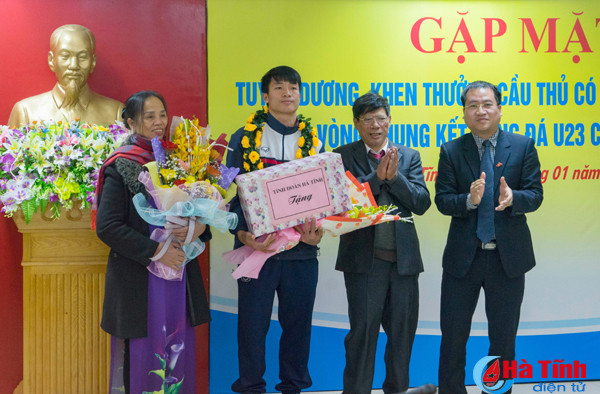 lanh dao ha tinh gap mat khen thuong trung ve bui tien dung