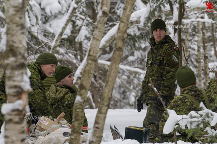 rung minh cach binh si canada song sot giua rung bang tuyet