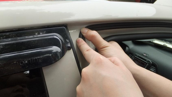 Dùng hai ngón tay ấn chặt khi dán đến đoạn gấp khúc. meo nho chong on cho xe o to ban da thu chua