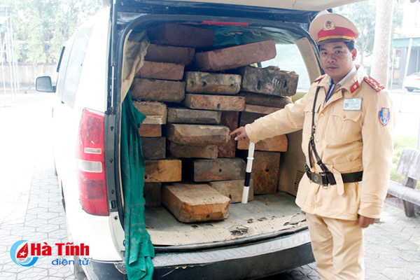 truy duoi gan 1km bat xe khach 12 cho chat day go lau