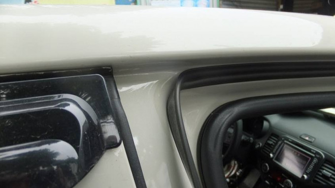 Các bạn lưu ý: Hiện rất nhiều nơi lấy sản phẩm này về nhưng thi công tới đoạn này thì cắt bỏ rồi lại nối tiếp cho đoạn gấp khúc làm rất mất thẩm mỹ của cả xe. meo nho chong on cho xe o to ban da thu chua