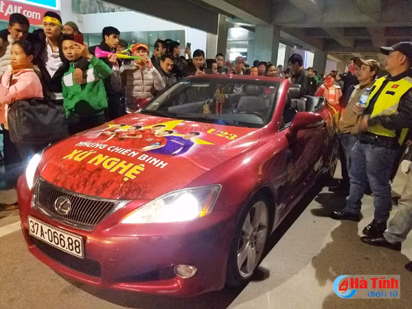 nguoi ham mo chao don bui tien dung tro ve ha tinh