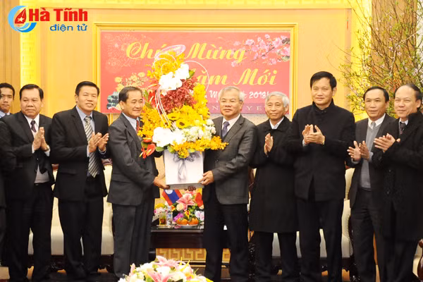 lanh dao bolykhamxay chuc tet dang bo va nhan dan ha tinh