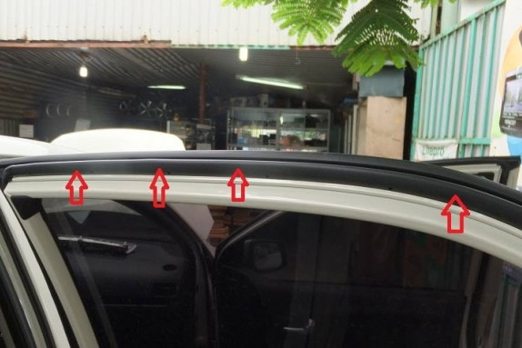 Trên cánh cửa xe đời mới hiện nay đều có mép gioăng cao su này tì vào phần tôn trên thân xe. meo nho chong on cho xe o to ban da thu chua