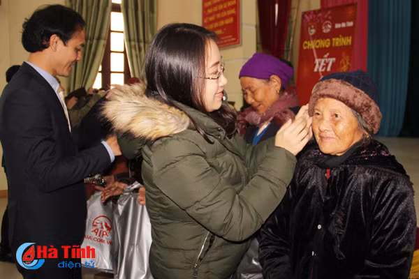 aia ha tinh mang tet am den nguoi ngheo ky anh