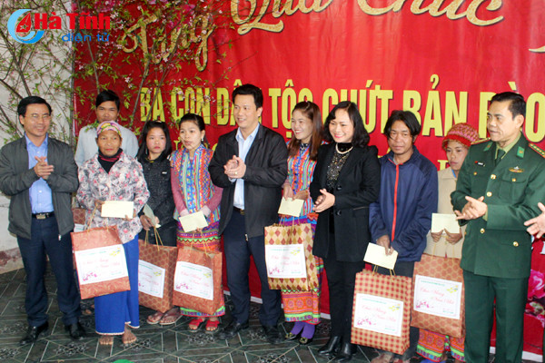 chu tich ubnd tinh tang qua dong bao dan toc chut va gia dinh chinh sach