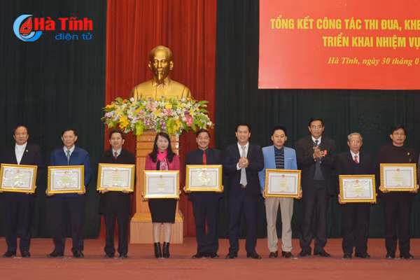 thi dua khen thuong gop phan thuc hien nhiem vu phat trien kt xh