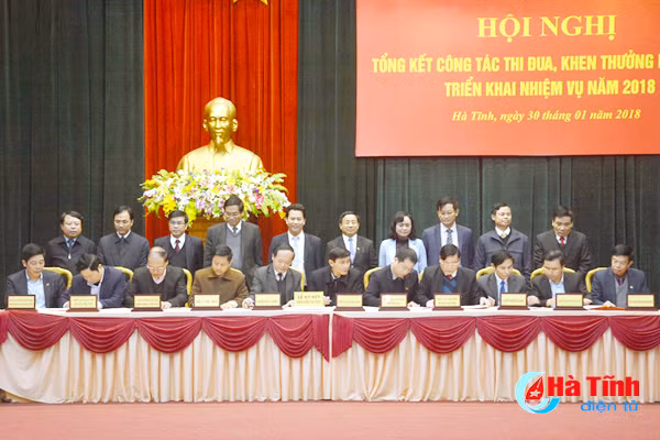 thi dua khen thuong gop phan thuc hien nhiem vu phat trien kt xh