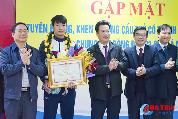 lanh dao ha tinh gap mat khen thuong trung ve bui tien dung