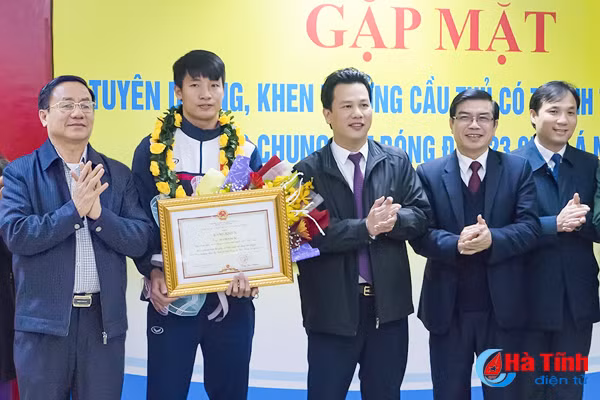 lanh dao ha tinh gap mat khen thuong trung ve bui tien dung