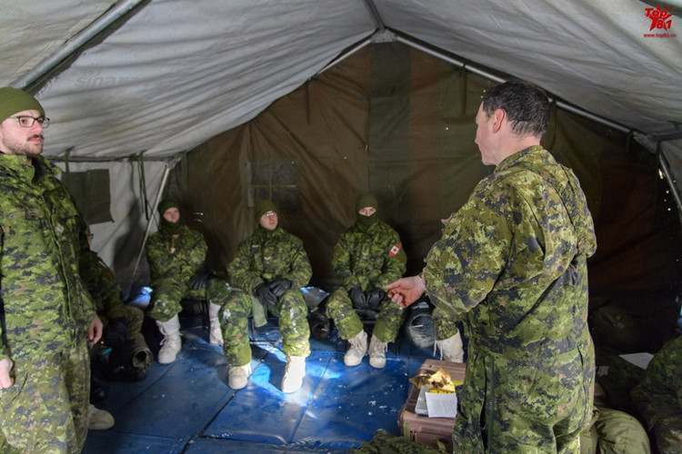 rung minh cach binh si canada song sot giua rung bang tuyet