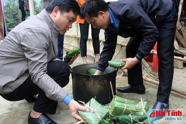ban rao tre vui tet cham cha boi