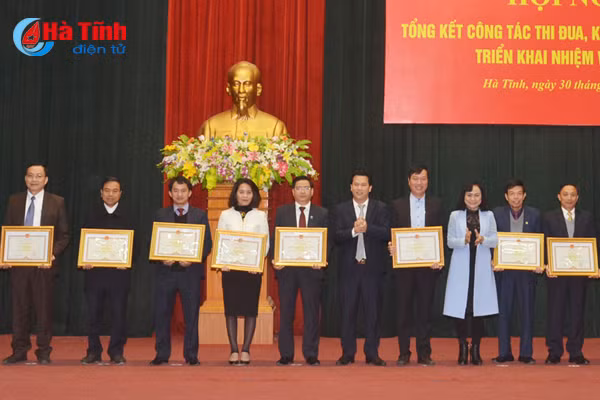 thi dua khen thuong gop phan thuc hien nhiem vu phat trien kt xh