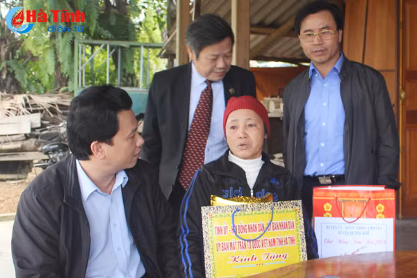 chu tich ubnd tinh tang qua dong bao dan toc chut va gia dinh chinh sach