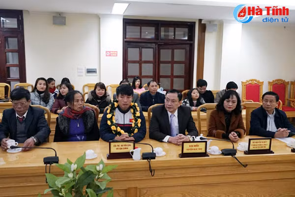 lanh dao ha tinh gap mat khen thuong trung ve bui tien dung