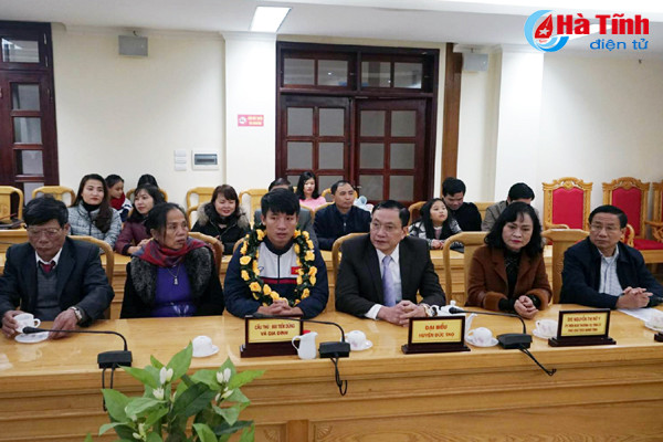 lanh dao ha tinh gap mat khen thuong trung ve bui tien dung