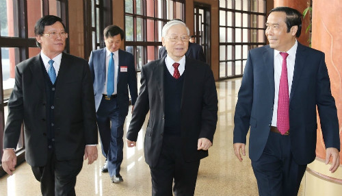 Tổng bí thư Nguyễn Phú Trọng trao đổi cùng các Phó trưởng ban tổ chức Trung ương Hà Ban và Nguyễn Thanh Bình (theo thứ tự từ trái qua) bên lề Hội nghị. Ảnh: TTX sau nhom giai phap chong chay chuc chay quyen