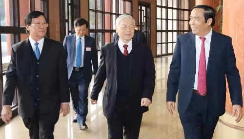 Tổng bí thư Nguyễn Phú Trọng trao đổi cùng các Phó trưởng ban tổ chức Trung ương Hà Ban và Nguyễn Thanh Bình (theo thứ tự từ trái qua) bên lề Hội nghị. Ảnh: TTX sau nhom giai phap chong chay chuc chay quyen