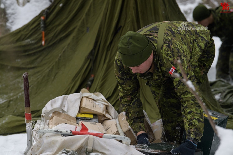 rung minh cach binh si canada song sot giua rung bang tuyet