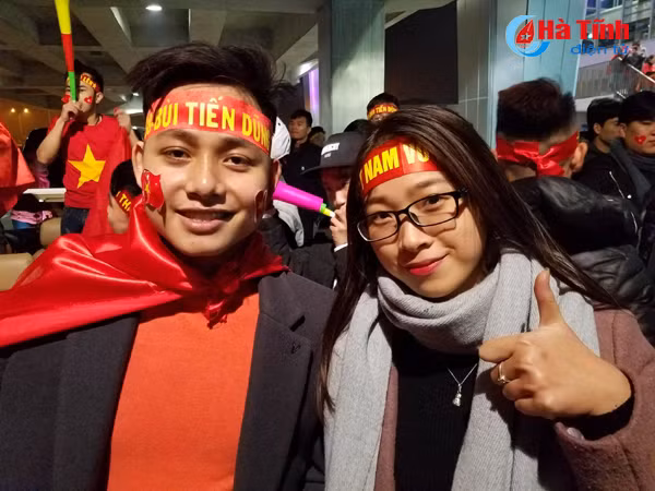 nguoi ham mo chao don bui tien dung tro ve ha tinh