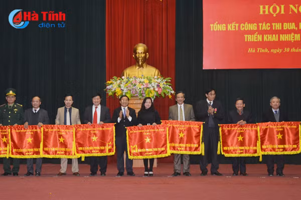 thi dua khen thuong gop phan thuc hien nhiem vu phat trien kt xh