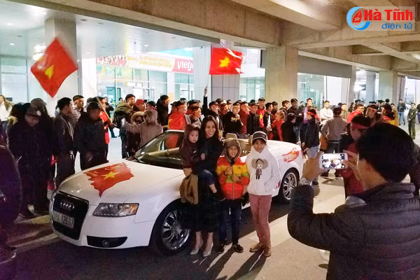 nguoi ham mo chao don bui tien dung tro ve ha tinh