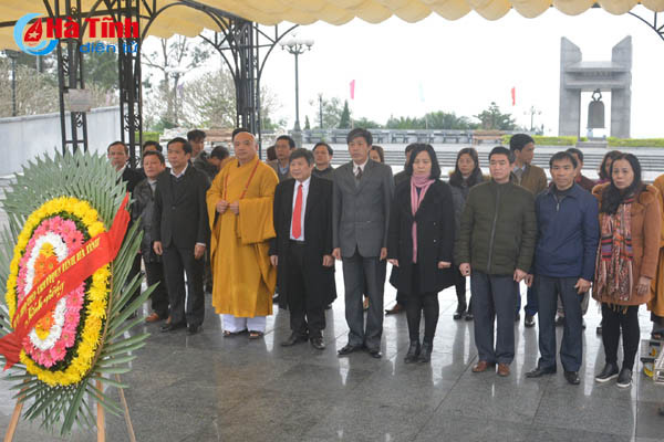 doan can bo ha tinh dang huong cac nghia trang liet sy quoc gia