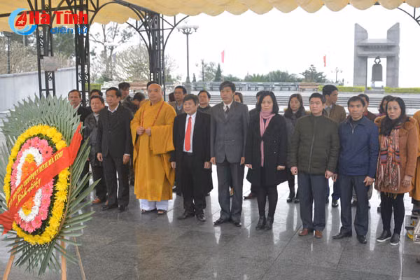 doan can bo ha tinh dang huong cac nghia trang liet sy quoc gia