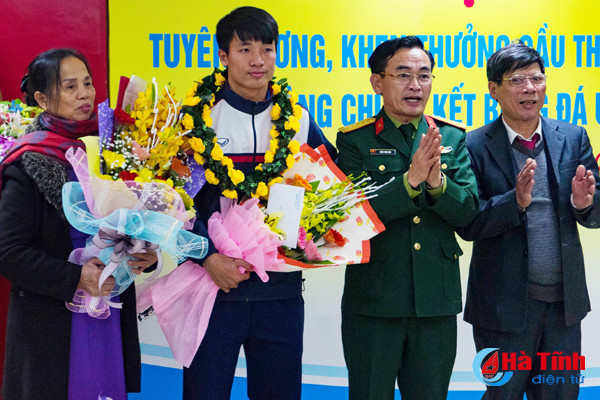 lanh dao ha tinh gap mat khen thuong trung ve bui tien dung