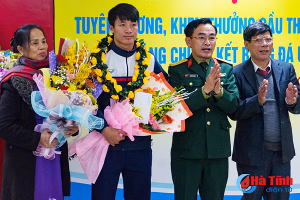 lanh dao ha tinh gap mat khen thuong trung ve bui tien dung