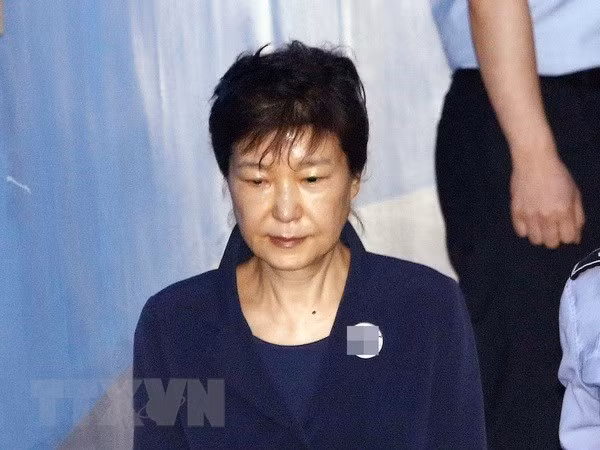 cuu tong thong han quoc park geun hye doi mat voi cao buoc moi