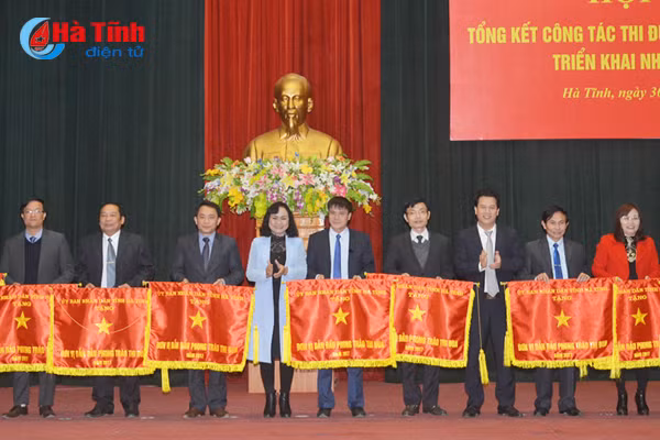 thi dua khen thuong gop phan thuc hien nhiem vu phat trien kt xh