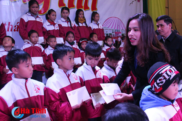 aia ha tinh mang tet am den nguoi ngheo ky anh