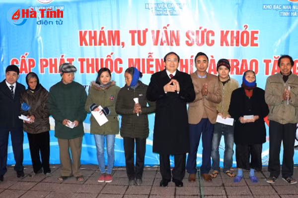 kham cap thuoc mien phi cho 500 nguoi ngheo doi tuong chinh sach