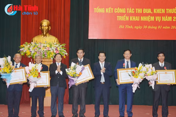 thi dua khen thuong gop phan thuc hien nhiem vu phat trien kt xh