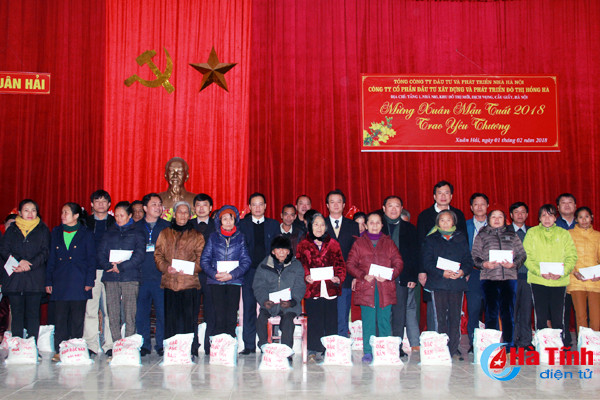 trao 100 suat qua cho nan nhan da cam ho ngheo nghi xuan