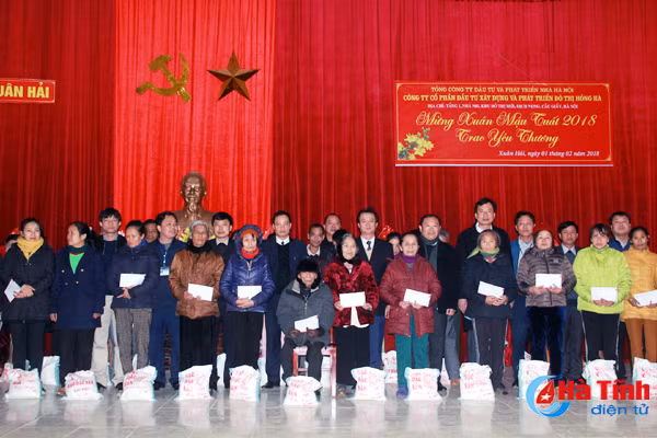 trao 100 suat qua cho nan nhan da cam ho ngheo nghi xuan