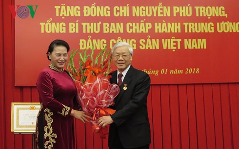 Chủ tịch Quốc hội Nguyễn Thị Kim Ngân chúc mừng Tổng Bí thư Nguyễn Phú Trọng tong bi thu nguyen phu trong nhan huy hieu 50 nam tuoi dang