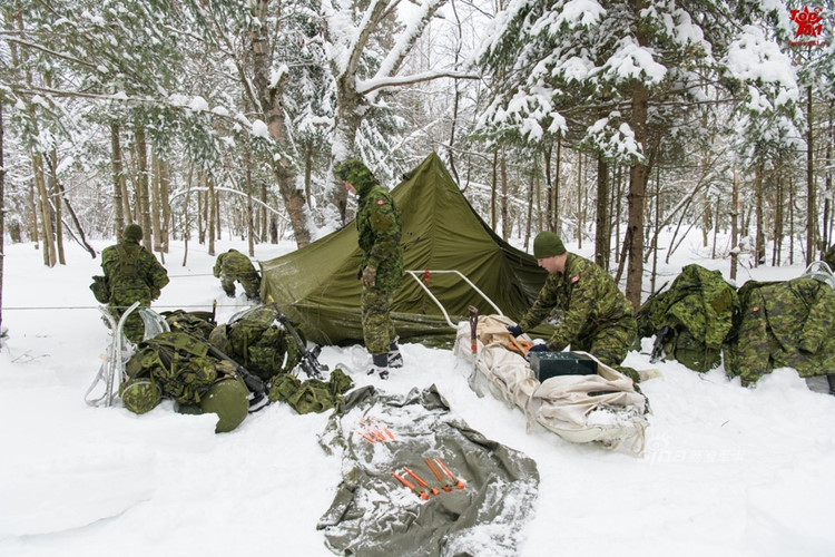 rung minh cach binh si canada song sot giua rung bang tuyet